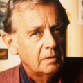 Warren Frost – Bild: CBS Warren Frost – Bild: CBS