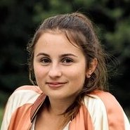 Alina Abgarjan – Bild: ARD Degeto/​Hendrik Heiden