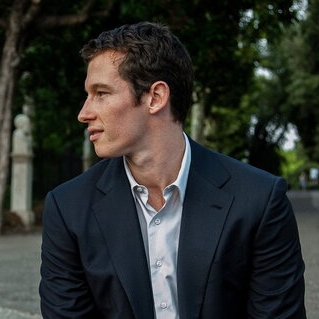 Callum Turner – Bild: SRF2