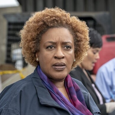 CCH Pounder – Bild: CBS Broadcasting, Inc. / Skip Bolen