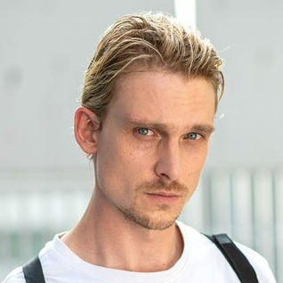 Daniel Sträßer – Bild: ORF/ARD/SR/Manuela Meyer