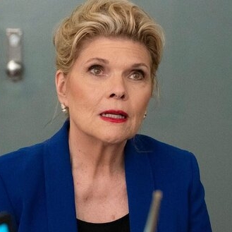 Debra Monk – Bild: TVNOW / Universal Television LLC