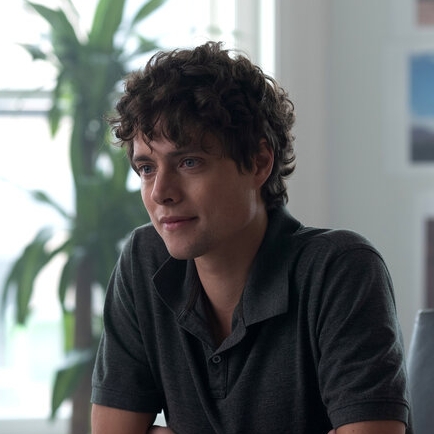 Douglas Smith – Bild: CBS Broadcasting Inc. / Brooke Palmer