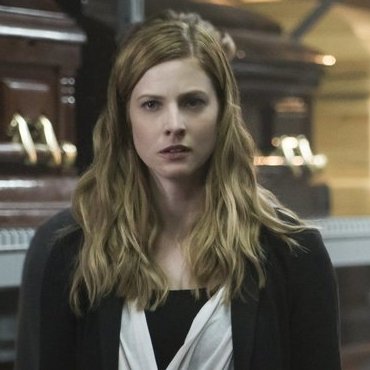 Elizabeth Blackmore – Bild: Warner Bros. Entertainment, Inc. Elizabeth Blackmore – Bild: Warner Bros. Entertainment, Inc.