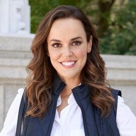 Erin Cahill – Bild: Hallmark Channel / Natalie Cass Erin Cahill – Bild: Hallmark Channel / Natalie Cass