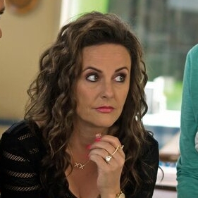 Gia Carides – Bild: ORF/Universal/George Kraychyk