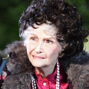 Jeanette Miller – Bild: Warner Bros.