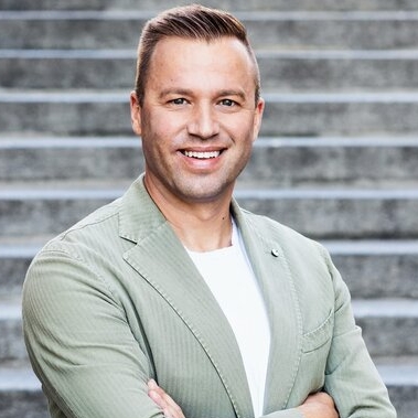 Jonny Fischer – Bild: SRF / Mirco Rederlechner