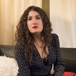 Kate Berlant – Bild: Sky Atlantic HD / David M. Russell / Home Box Office, Inc. Kate Berlant – Bild: Sky Atlantic HD / David M. Russell / Home Box Office, Inc.