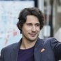 Peter Gadiot – Bild: 2016 Warner Brothers Lizenzbild frei