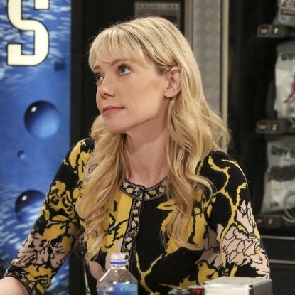 Riki Lindhome – Bild: Warner Bros. Television