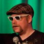 Rufus Hound – Bild: Adrian Long from Egham, Surrey, UK, Rufus Hound comedy in the green, cropped, CC BY-SA 2.0