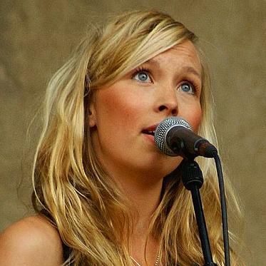 Sofia Jannok – Bild:  Benoît Derrier, Sofia Jannok 20070621 Centre Culturel Suedois 5, CC BY-SA 2.0 