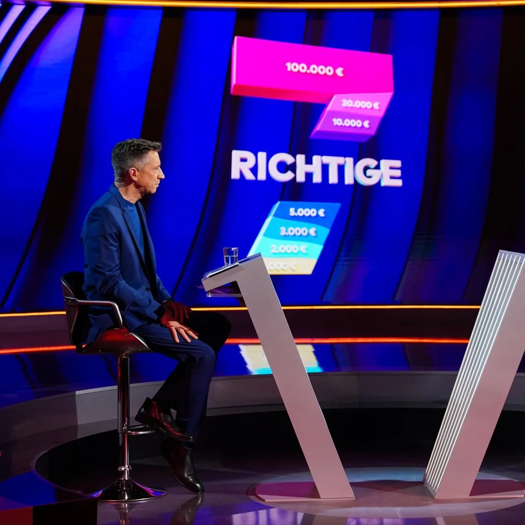 „7 Richtige“ oder: Hallaschka gibt den Jauch – Review – Neue RTL-Quizshow profitiert von besonderem Kniff – Bild: RTL/​Stefan Gregorowius