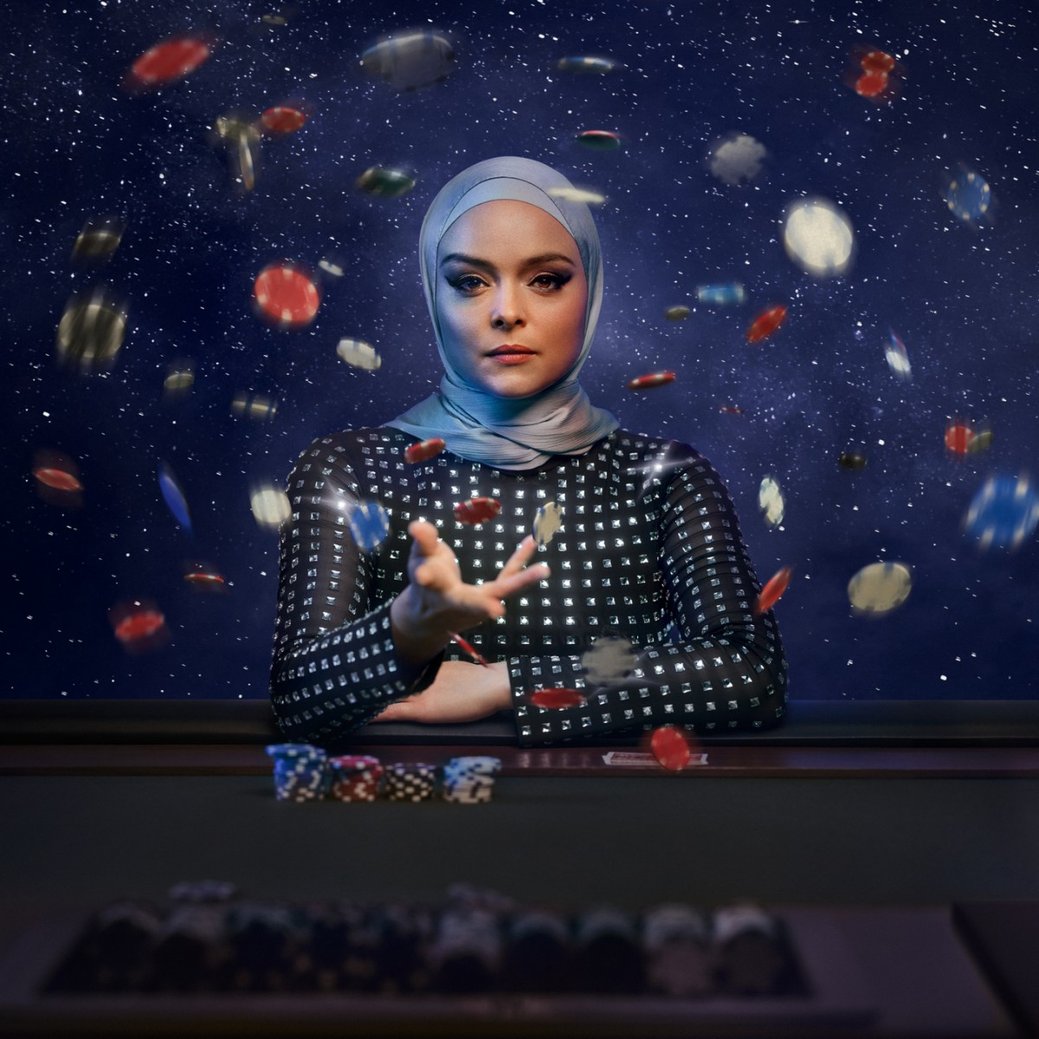 Neu im ZDF: „High Stakes“ stellt Muslima im Poker-versum vor – Review – Erste Frau mit Kopftuch als Serien-Protagonistin – Bild: ZDF/​Mario Stumpf