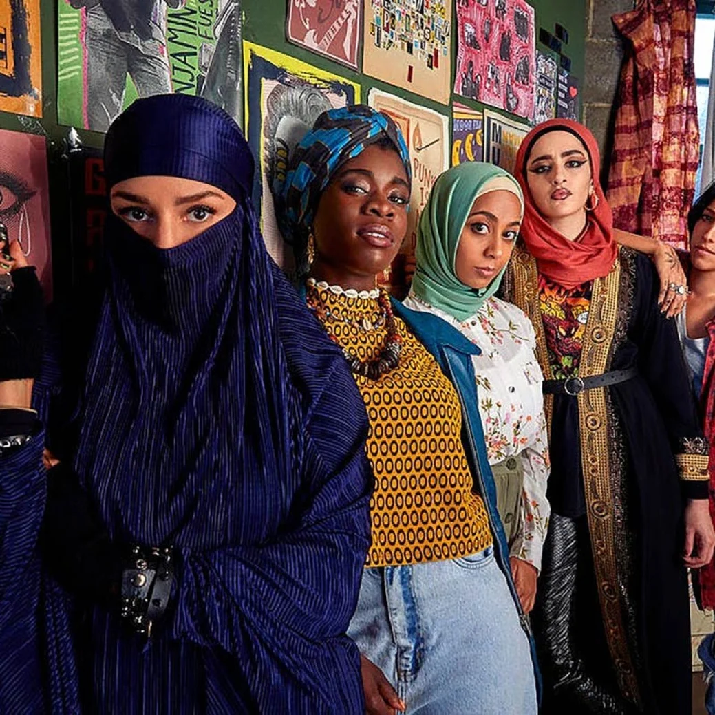 „We Are Lady Parts“: Voldemort unter dem Kopftuch – Review – Die zu Recht gefeierte britische Comedyserie feiert endlich deutsche TV-Premiere – Bild: Channel 4 /​ ZDFneo