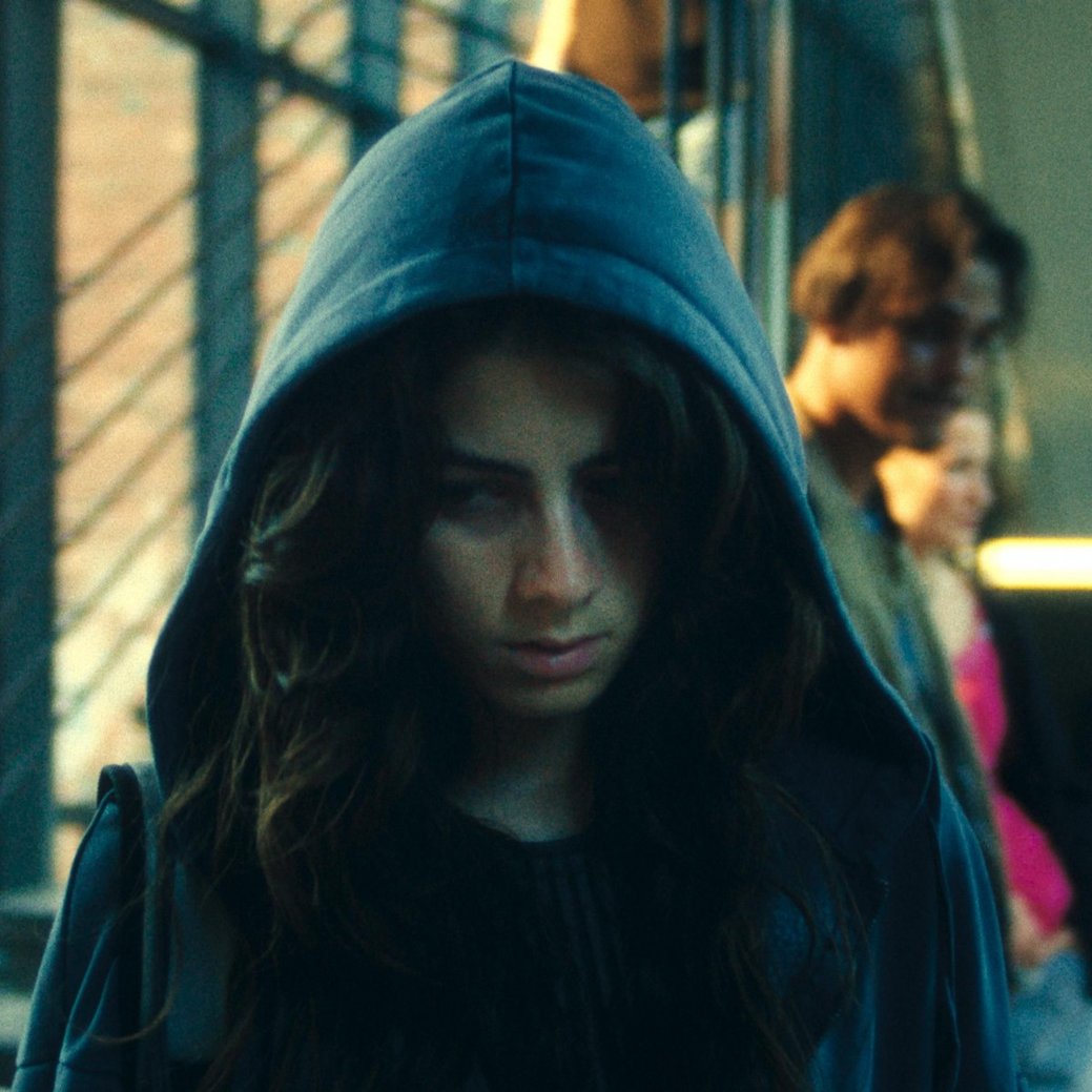 „Euphorie“: RTL+ überrascht mit starkem Remake eines gefeierten Teenagerdramas – Review – Protagonistin kämpft nach Psychiatrieentlassung um Halt in ihrem Leben – Bild: RTL/​Zeitsprung