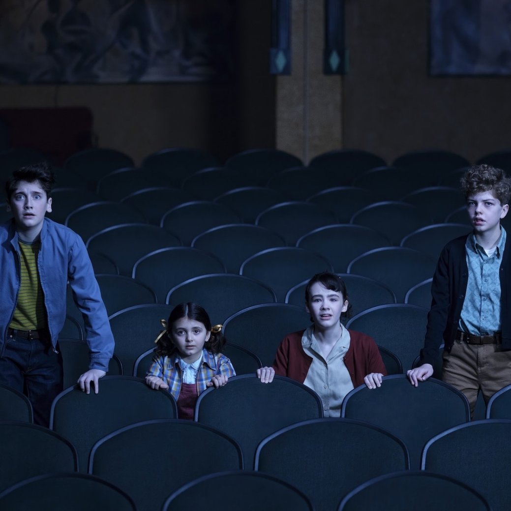 „ES: Welcome to Derry“: Das Warten auf den Horrorclown – Review – Prequelserie zu den Kinofilmen nach Stephen Kings „Es“ remixt Bekanntes und leidet an Überfrachtung – Bild: HBO/​Sky