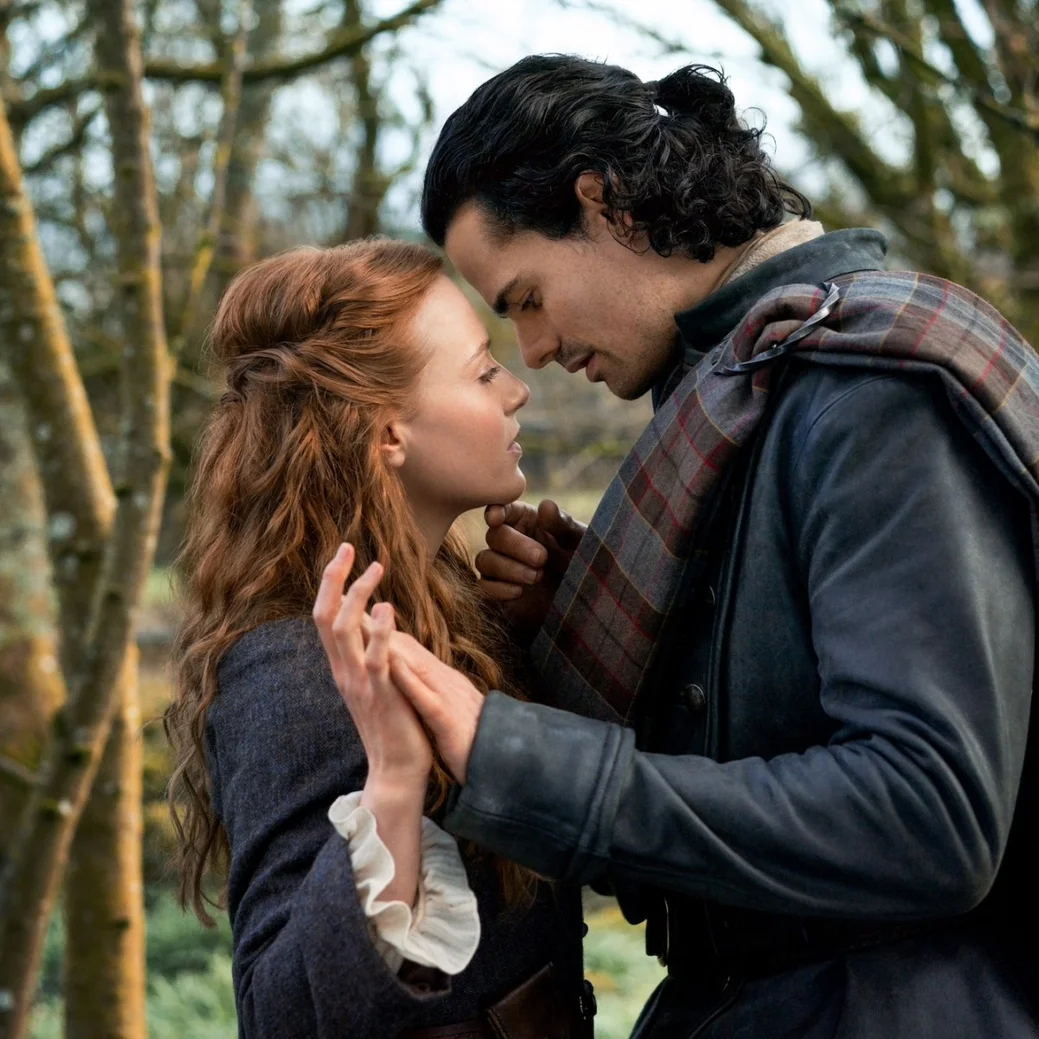 „Outlander – Blood of My Blood“: Auch die Eltern haben Sex – Review – Prequel zur beliebten Zeitreise-Romanze bleibt dem Erfolgsrezept selbstbewusst treu – Bild: Sony Pictures Connect