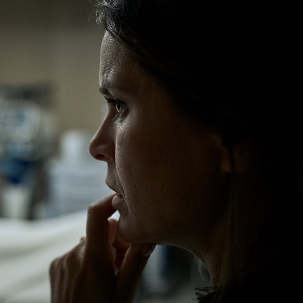 „Elixir – The Pain Killers“: Achtung, bittere Pille! – Review – Thriller-Serie um Machenschaften im Pharmabusiness fehlen Nervenkitzel und guter Rhythmus – Bild: ZDF/​Mark de Blok