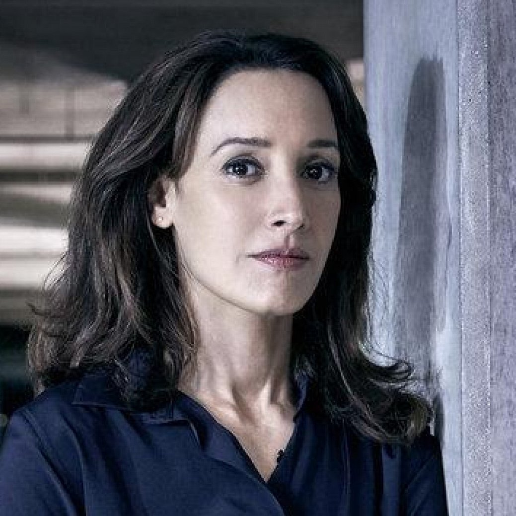 Swamp Thing“: Jennifer Beals kämpft als Sheriff gegen Sumpf-Monster –  fernsehserien.de