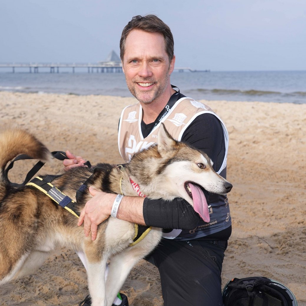 Matthias Schloo („Notruf Hafenkante“): „Es ist ganz schön, so ein bisschen unter dem Radar zu fliegen“ – Interview über das Erfolgsgeheimnis der ZDF-Serie, Polizeiarbeit, „Berlin, Berlin“ und vieles mehr – Bild: IMAGO/​BREUEL-BILD