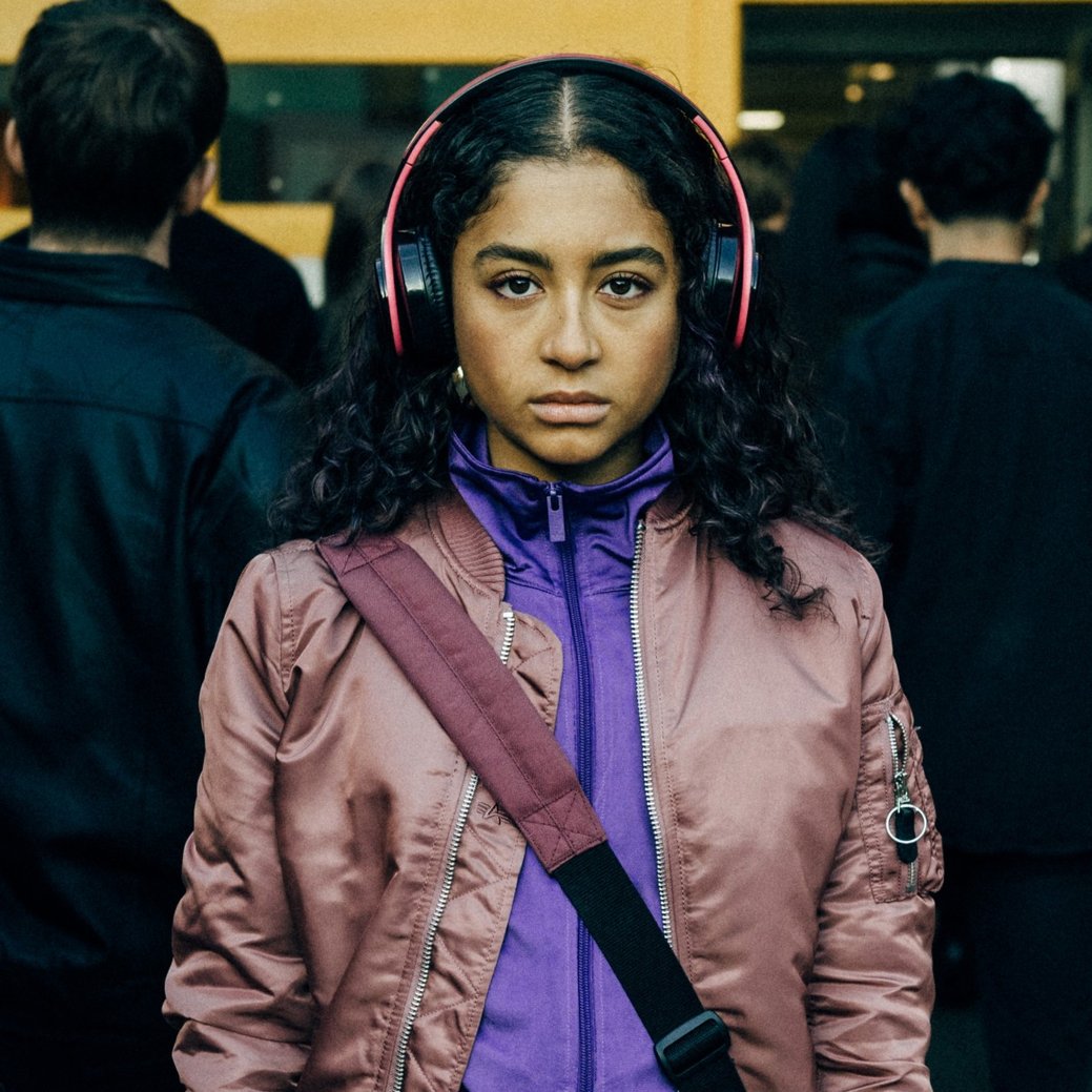 „Schattenseite“: Kein Geheimnis ist mehr sicher – Review – Romanverfilmung um Teenager in Angst vor Enthüllungswebsite als durchwachsener Thriller-Drama-Mix – Bild: ARD Degeto Film/​HR/​funk/​Dreamtool Entertainment GmbH/​Elliott Kreyenberg