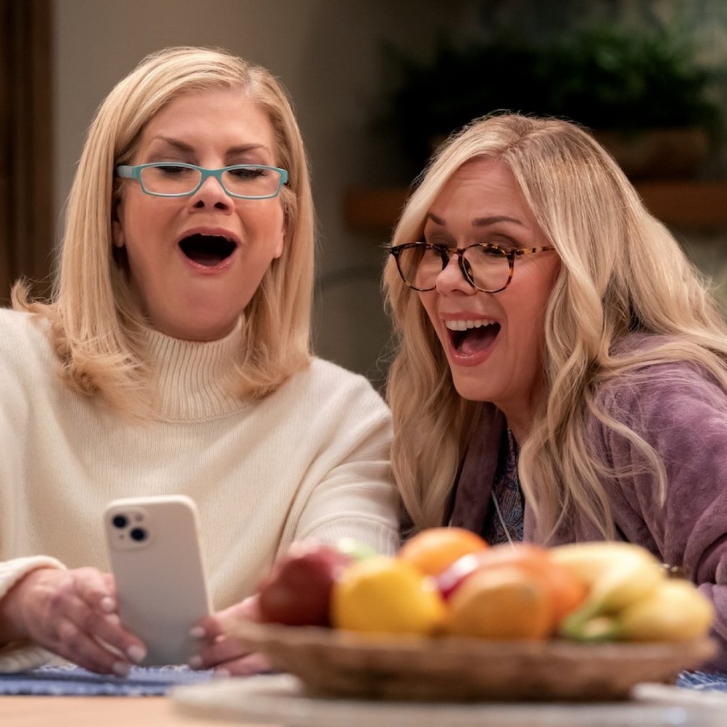 „Leanne“: Chuck Lorres („Two and a Half Men“) neue Sitcom ist leidlich unterhaltsam – Review – Stand-up-Comedienne Leanne Morgan als verlassene Ehefrau zwischen Beckenbodenübungen und Menopause – Bild: Netflix