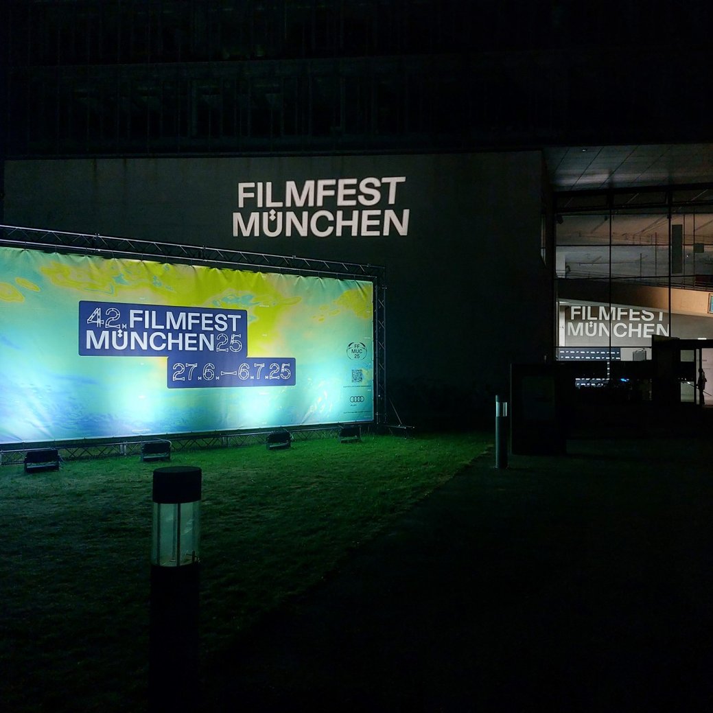 Missglücktes Prequel, tolle Jungdarsteller und Matthias Schweighöfer als Gefangener – Neue TV- und Streamingproduktionen auf dem Filmfest München 2025 – Bild: Christopher Diekhaus