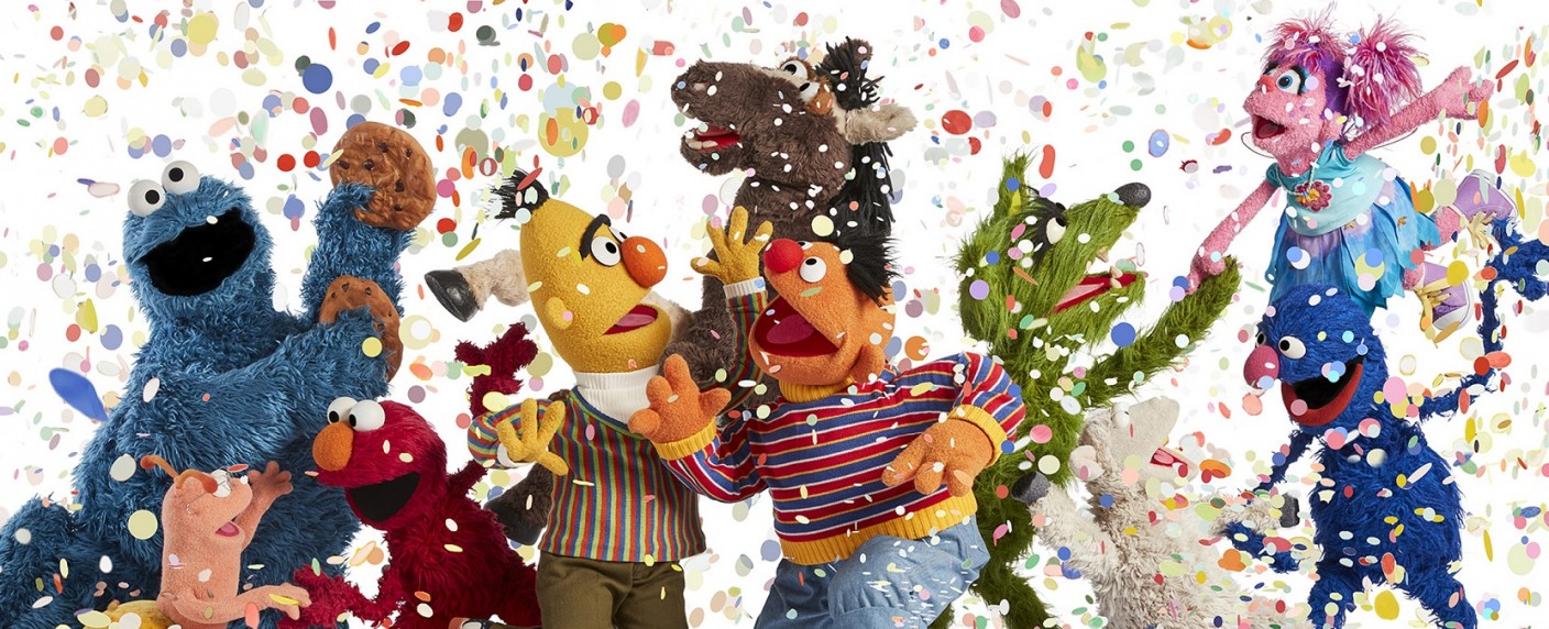 50 Jahre deutsche „Sesamstraße“: So feiert die ARD das runde Jubiläum – Nostalgie-Dokureihe, Geburtstagssendung und mehr – Bild: NDR/​Sesame Workshop