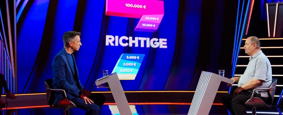 Moderator Steffen Hallaschka (l.) mit Kandidat Wilfried – Bild: RTL/Stefan Gregorowius