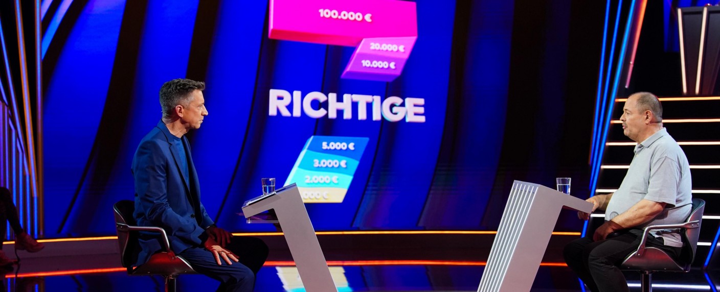 „7 Richtige“ oder: Hallaschka gibt den Jauch – Review – Neue RTL-Quizshow profitiert von besonderem Kniff – Bild: RTL/​Stefan Gregorowius