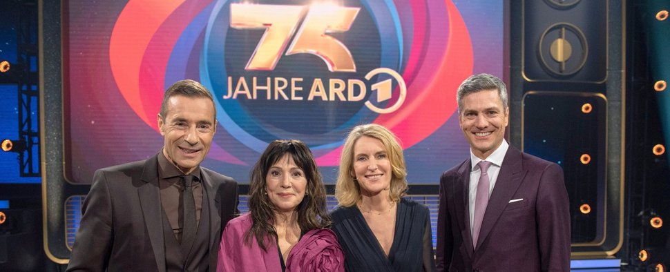 „75 Jahre ARD – Die große Jubiläumsshow“ mit (v. l.) Kai Pflaume, Iris Berben, Maria Furtwängler und Ingo Zamperoni – Bild: NDR/Thorsten Jander