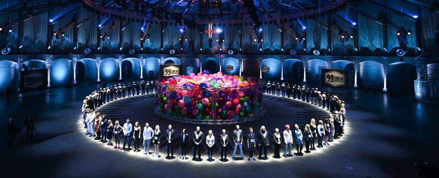 Quoten: „99“-Finale fährt „LEGO Masters“-Auftakt in die Parade, „XY gelöst“ steigert sich – „Magnum P.I.“-Ersatz „Goodbye Deutschland“ betreibt Schadensbegrenzung – Bild: Sat.1/​Julia Feldhagen