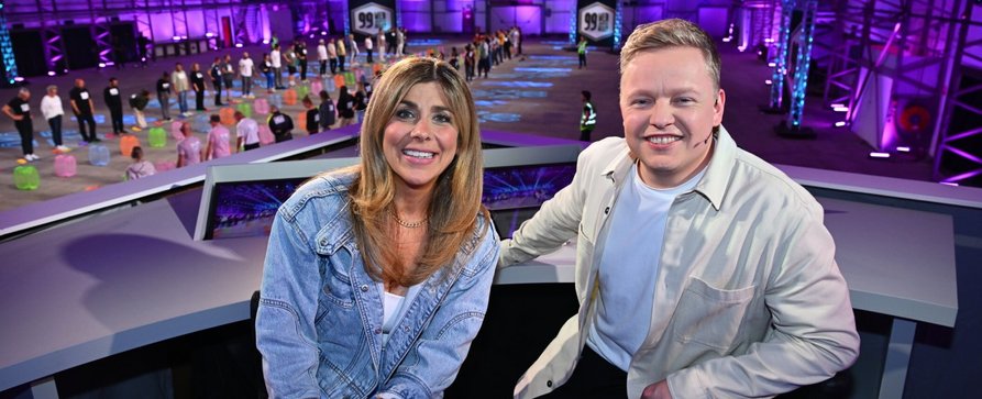 „99 – Wer schlägt sie alle?“: Neue Staffel wechselt schon wieder den Sendetag – Sat.1-Spielshow mit Panagiota Petridou und Schmiso kehrt zurück – Bild: Sat.1/​Willi Weber