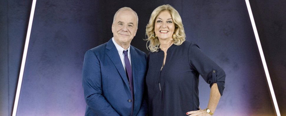 Hubertus Meyer-Burckhardt und Bettina Tietjen moderieren heute die Talkshow im NDR – Bild: NDR/Thomas Kierok
