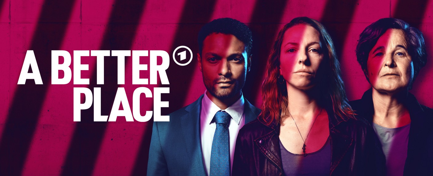 Eine Welt ohne Gefängnisse: Starttermin für High-End-Serie „A Better Place“ – Maria Hofstätter und Steven Sowah in den Hauptrollen – Bild: WDR/​StudioCanal