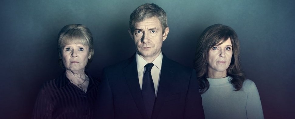 „A Confession“: Martin Freeman (m.), Siobhan Finneran (r.) und Imelda Staunton (l.) in der sechsteiligen Miniserie – Bild: ITV