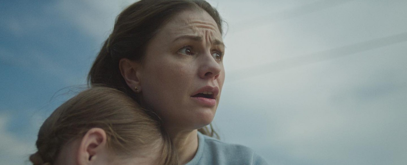 [UPDATE] „A Friend of the Family“: Trailer zur neuen True-Crime-Serie mit Mckenna Grace („Young Sheldon“) – Anna Paquin und Colin Hanks als Eltern eines missbrauchten und entführten Mädchens – Bild: Peacock