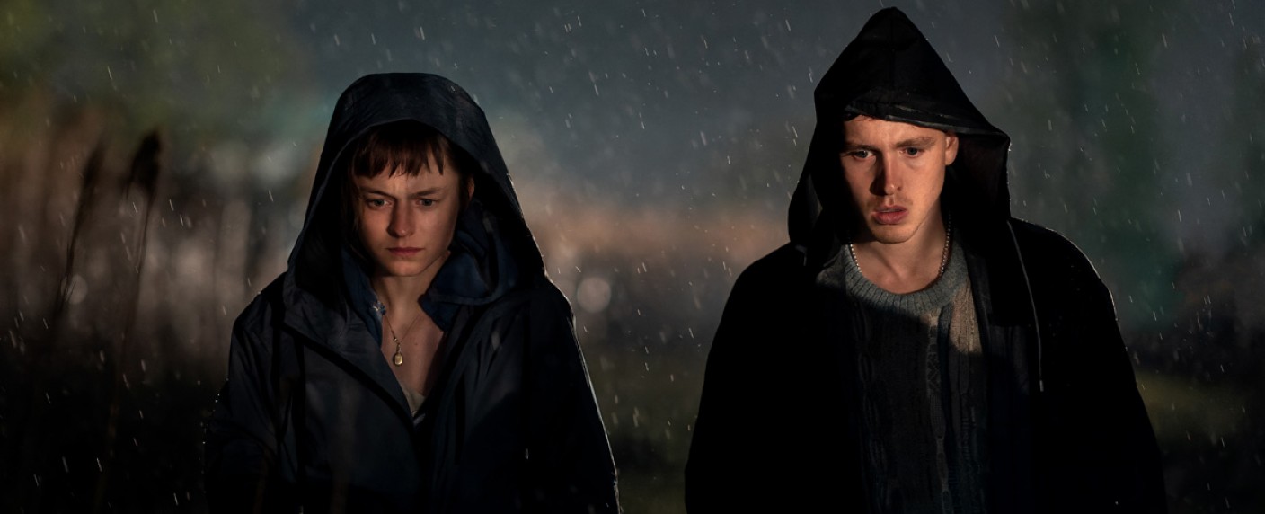 [UPDATE] „The Crown“-Star Emma Corrin löst einen Mordfall am Ende der Welt – FX stellt ausführlichen Trailer für neue Eventserie vor – Bild: FX