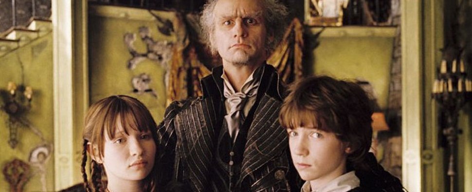 Jim Carrey als Graf Olaf mit zweien der drei Geschwister im Kinofilm „A Series of Unfortunate Events“ – Bild: Paramount Pictures