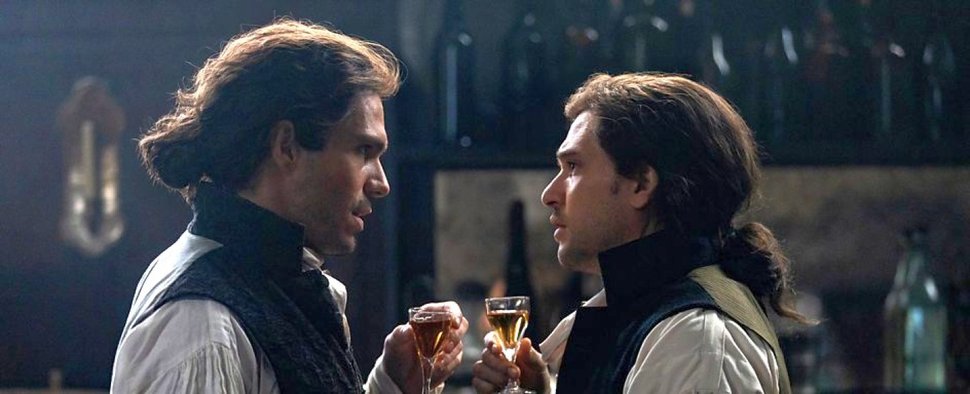 Charles Darnay (François Civil, l.) und Sydney Carton (Kit Harington) in „A Tale of Two Cities“ – Bild: BBC/Marcell Piti