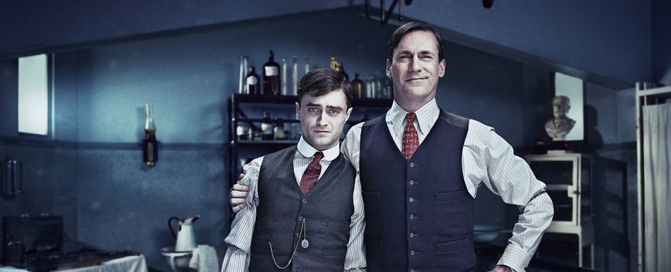 Der jüngere Doktor (Daniel Radcliffe) und Der ältere Doktor (Jon Hamm, r.) in „A Young Doctor’s Notebook“ – Bild: Passion