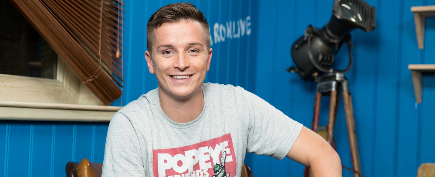 „Promi Big Brother“: Aaron Troschke wieder an Bord – Tägliche Newsshow und Einsätze in der Sat.1-Livesendung – Bild: Sat.1/​Guido Engels