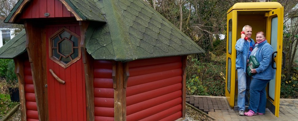 Die Telefonzelle soll zu einer Gartendusche werden. – Bild: MG RTL D / Tokee Bros.