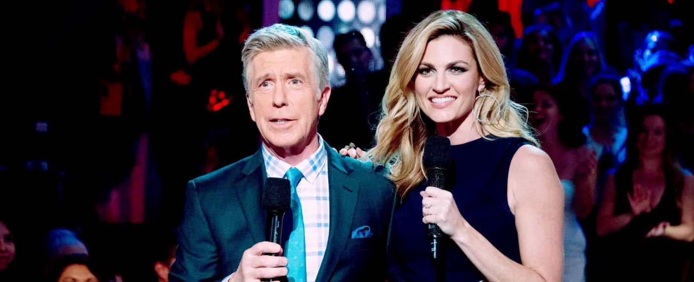 [UPDATE] „Dancing with the Stars“: ABCs Tanzshow entlässt nach 14 Jahren Moderator, engagiert Tyra Banks – Tom Bergeron und Erin Andrews müssen Hut nehmen – Bild: ABC/​Eric McCandles
