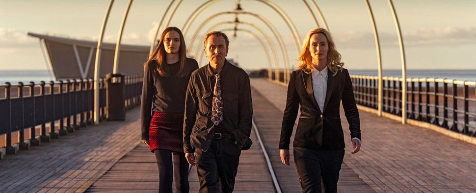 Abigail Lawrie, Tim Roth und Genevieve O’Reilly in „Tin Star“ (Staffel 3) – Bild: Sky Deutschland/2020 Kudos/Sky/Colin Hutton