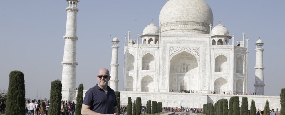 „Achtung Abzocke“: Peter Giesel vor dem Taj Mahal – Bild: Kabel Eins