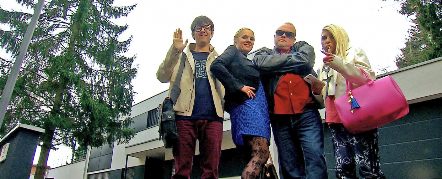 „Achtung, die Dietrichs kommen!“ – jetzt aber wirklich – Millionärs-Doku-Soap-Parodie startet bei RTL II – Bild: RTL II