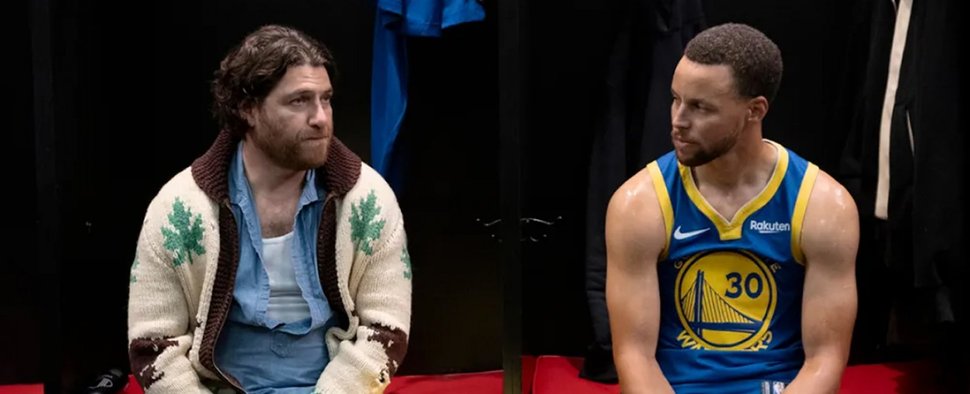 Adam Pally (l.) als „Mr. Throwback“ mit NBA-Legende Steph Curry – Bild: Peacock